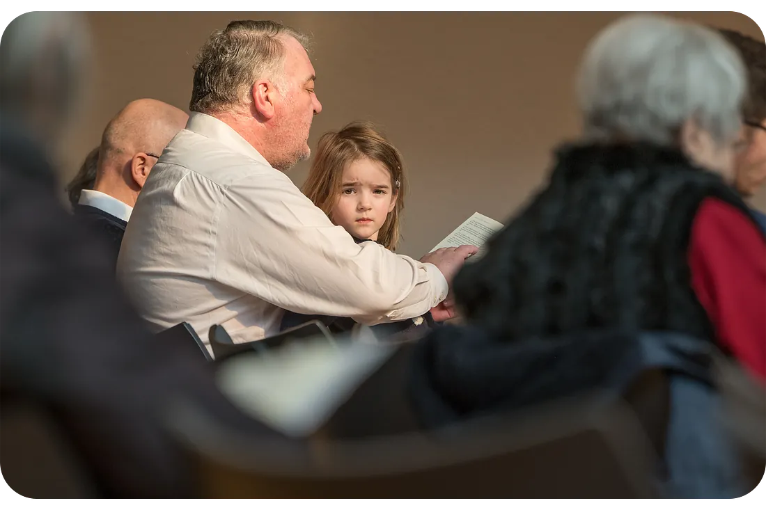 Vater und Tochter im Gottesdienst