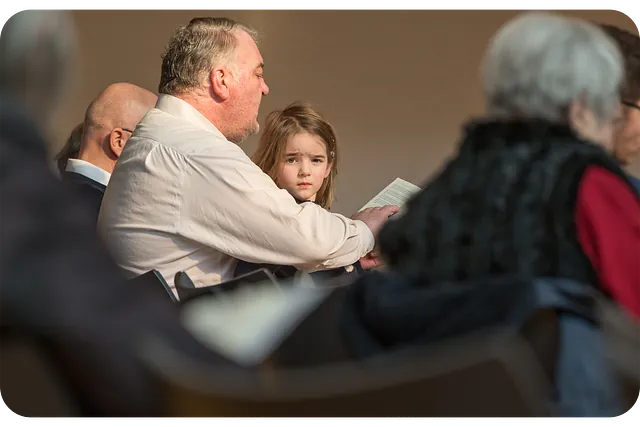 Vater und Tochter im Gottesdienst