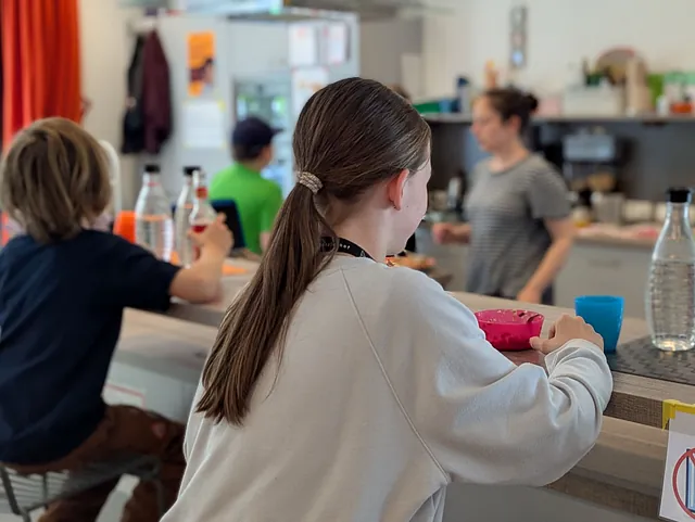 Snacks zu kleinen Preisen gibt es an unserer Theke; Foto: evdus