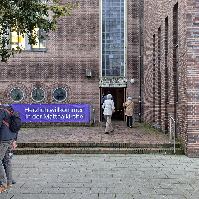 Menschen betreten die Matthäikirche zum Gottesdienst; Foto: Emmaus