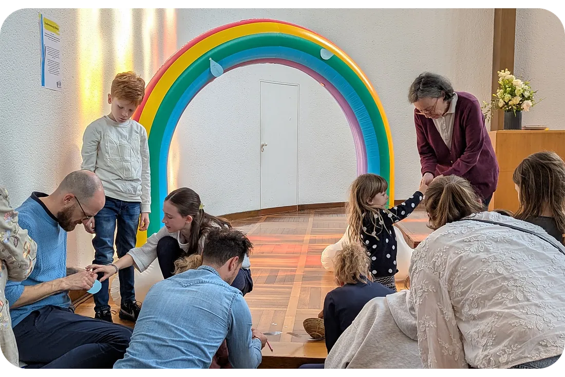 Regenbogen und Kinder im Gottesdienst