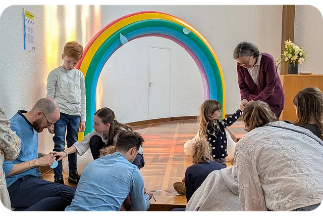 Regenbogen und Kinder im Gottesdienst