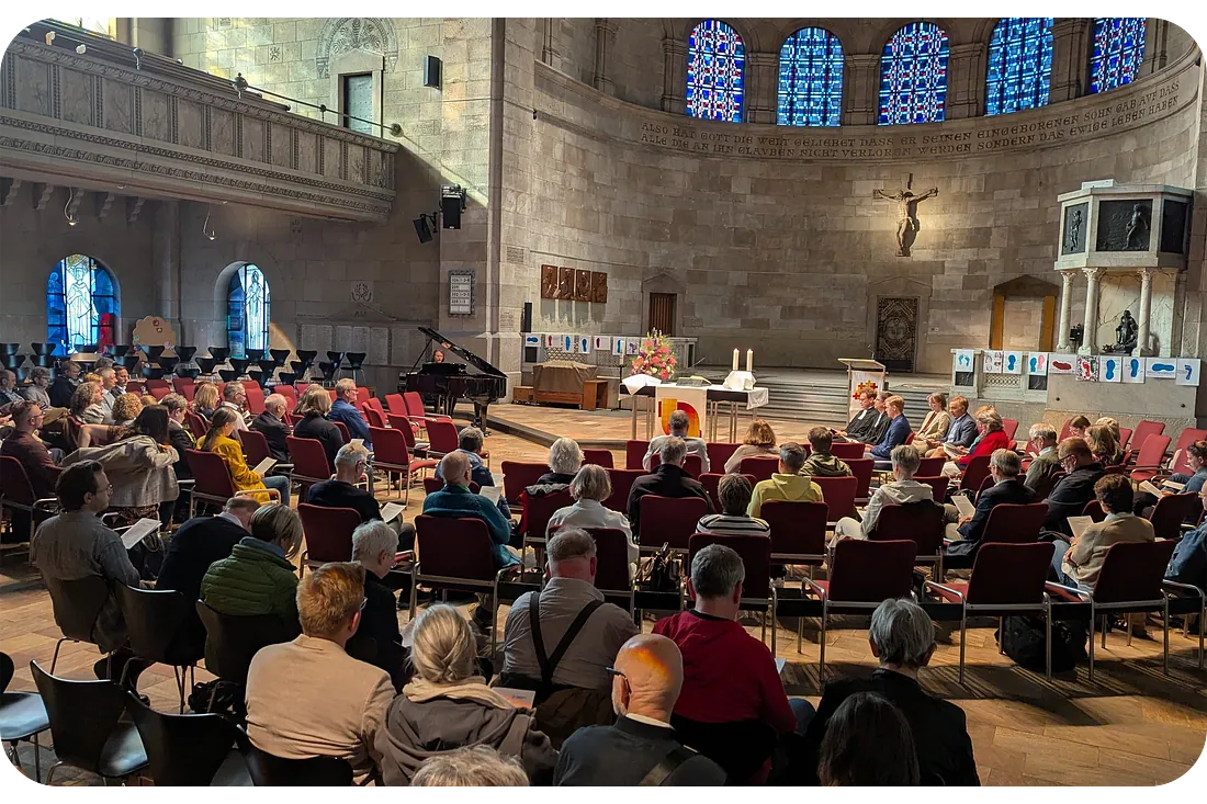 Große Alte Kirche innen beim Gottesdienst