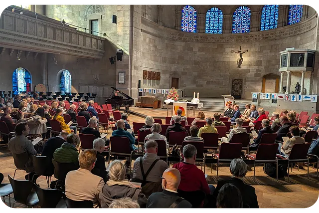 Große Alte Kirche innen beim Gottesdienst