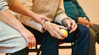 Frau berührt Arm eines älteren Mannes; Quelle: pixabay