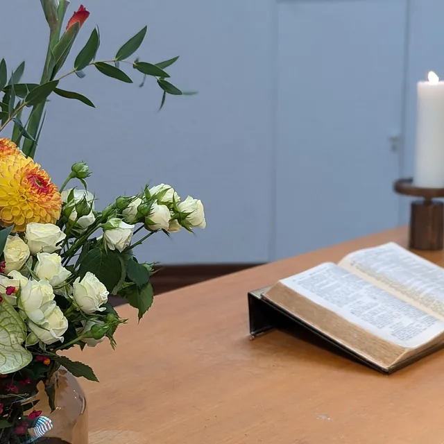 Altar mit Blumengesteck, Bibel und Kerzen in der Matthäikirche; Foto: Emmaus