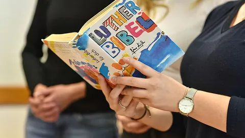 Schülerin im evangelischen Religionsunterricht