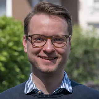 Ein Notfallseelsorger tröstet eine Frau; Foto: Fundus
