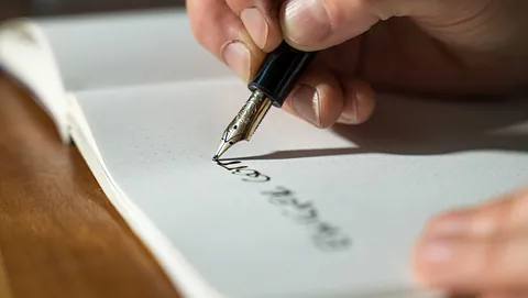 Füller schreibt in Buch