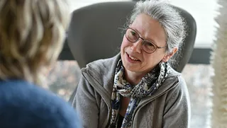Zwei Personen im Gespräch; Foto: Fundus