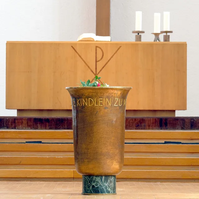 Matthäikirche Taufbecken und Altar; Foto: Sergej Lepke
