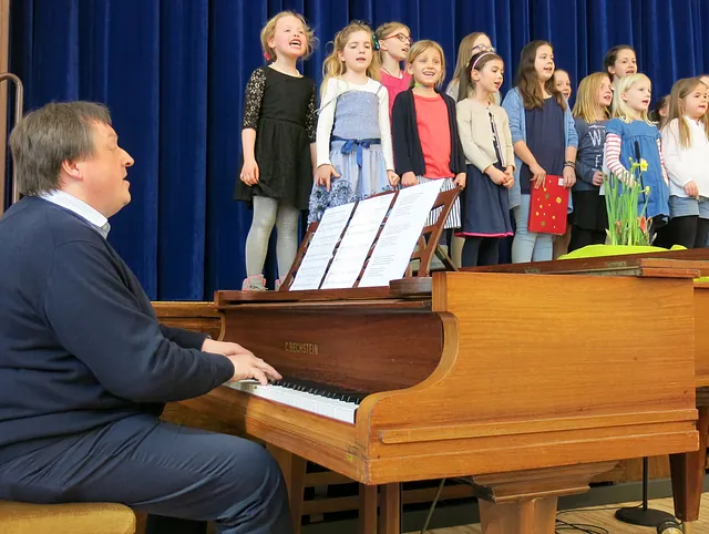 Kinderchor der Kreuzkirche mit Kantor Dirk Ströter; Foto: evdus