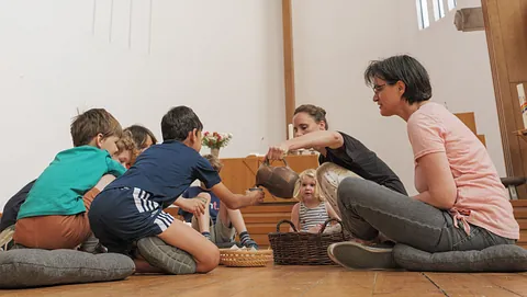 Kinder im Sitzkreis in der Kirche; Foto: Lars Schütt