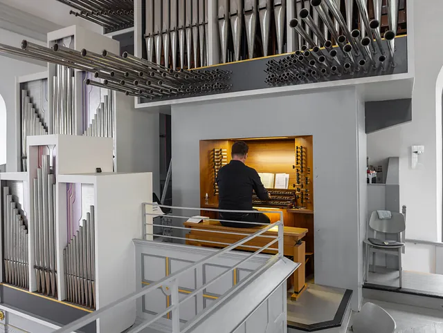 Kantor Sebastian Klein an der Orgel der Neanderkirche; Foto: Martina Chardin