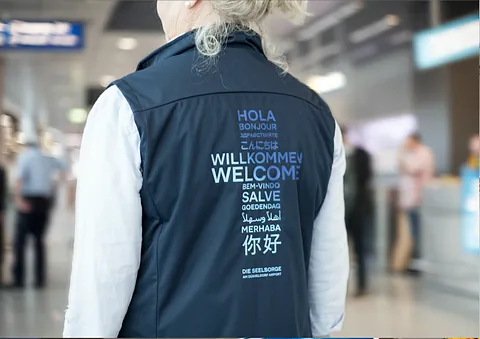 Weste Flughafenseelsorge am Flughafen Düsseldorf; Quelle: Airportseelsorge