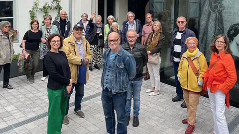 Seelsorgerin im Gespräch an der Haustür mit einer Frau; Foto: evdus