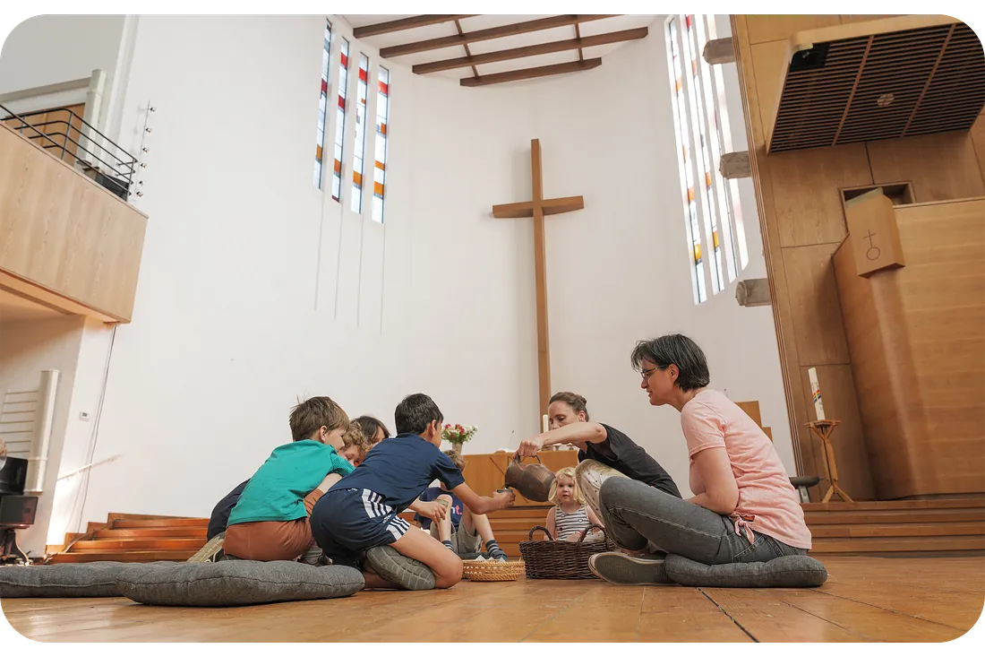 Kleine Gruppe Kinder bei Andacht