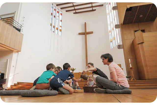 Kleine Gruppe Kinder bei Andacht